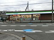 ファミリーマート茨木三島中学校南店 徒歩10分。 760m