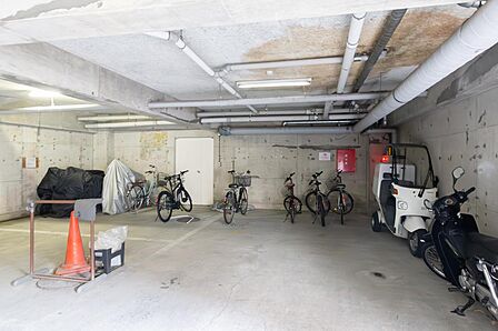 駐輪場は駐車場に隣接しています
