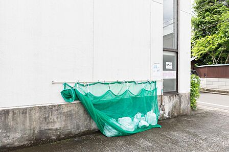 駐車場への入り口付近にゴミ置き場があります