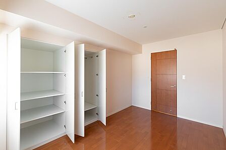 服だけでなく、家電やストック品なども収納できる大容量収納付き