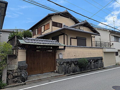 外観:【重厚感のある佇まい】堂々とした門構えと石垣が魅力的な、気品あふれる和風邸宅です。お車を雨風から守るシャッター付きガレージを完備。前面道路もすっきり広々しています。 外観:【重厚感のある佇まい】堂々とした門構えと石垣が魅力的な、気品あふれる和風邸宅です。お車を雨風から守るシャッター付きガレージを完備。前面道路もすっきり広々しています。