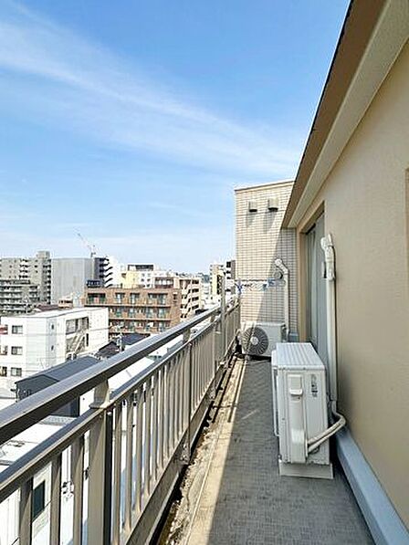 ルーフバルコニーあり。日当たりが良く開放感があります。