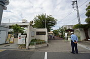 小学校「吹田市立東佐井寺小学校まで490m」