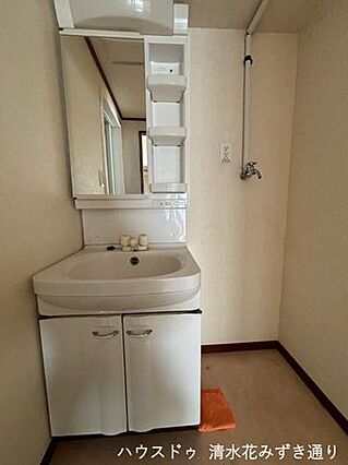 鏡の横に棚が付...