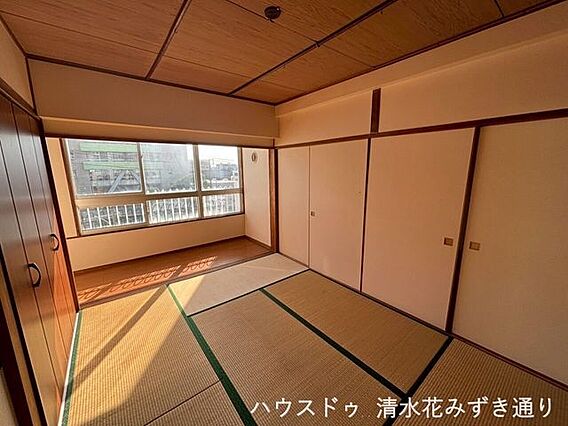 東側6帖和室・...