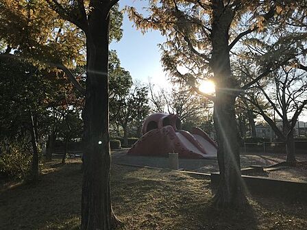 清水月見町公園通称「タコ公園」！？5本の滑り台があるタコ型遊具は月見町公園のシンボル！駐車場11台駐車可能で家族連れでも来やすいですね(＊^^＊) 650m