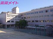 四日市市立中部中学校 370m