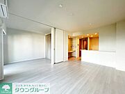 リビングダイニング約12.1帖と洋室約5.0帖