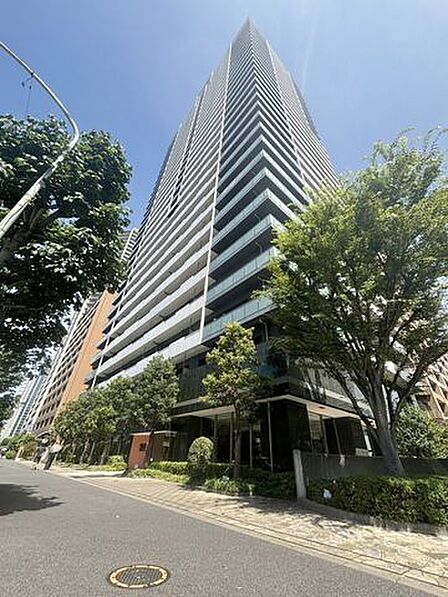 【外観】高い耐久性や断熱・気密性、防音性に優れた鉄筋コンクリート構造です。