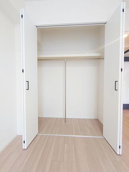 【収納】クローゼットあり。プライベートな荷物でも身近に置くことが出来ます。