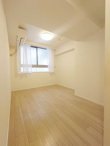 【洋室】全室フローリングなので見た目がお洒落。掃除も簡単でアレルギーの方にもおすすめです。