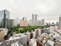 【眺望】周辺の家やビルなどの建物が見渡せる、圧迫感のないバルコニーからの眺望です。