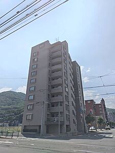 外観:《外観写真》青空が映える11階建てマンション。札幌市電【ロープウェイ入口】駅 徒歩1分! 外観:《外観写真》青空が映える11階建てマンション。札幌市電【ロープウェイ入口】駅 徒歩1分!