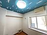 洋室：《洋室1》遊び心のある天井が可愛らしいお部屋です。