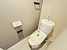 トイレ：《トイレ》ウォシュレット付きトイレです。無駄なくシンプルで清潔感のある空間です。