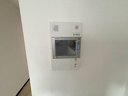 《モニター付きインターホン》急な来客時も安心!家事導線を考慮した個所に設置!防犯性と利便性に優れ、暮らしをより快適にしてくれます。