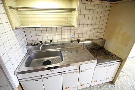 ■キッチンの上部にも収納がございます♪
