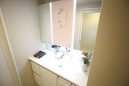 ■上も下も収納が出来、機能性に優れた洗面化粧台で身支度もスムーズです♪ 