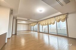 約20.5帖の広々LDK。年代を表す大きな窓に、豊富な収納!