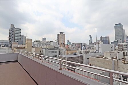 西側バルコニーからの眺め（南西方向）［2026年8月25日撮影］