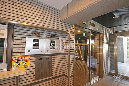 エントランスはオートロック付きです。