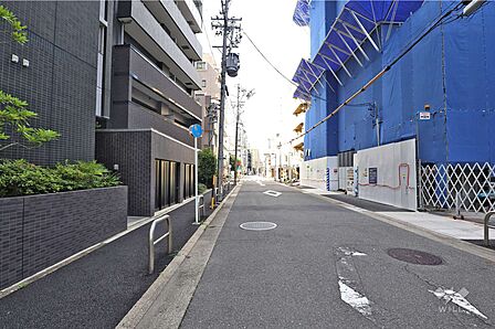 敷地東側の前面道路(南側から)