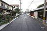 外観：物件の北側前面道路（西側から）［2023年10月21日撮影］