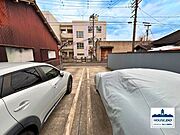 物件の奥から正面方向に、小学校が見えます