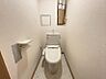 トイレ：清潔感あるトイレです！収納棚もありストック等も収まります♪