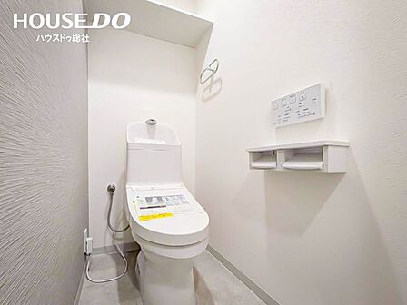 温水洗浄便座付きトイレ!収納棚もあり、ペーパーや掃除用品を近くに置きやすく、使いたい時にすぐ取り出せます◎