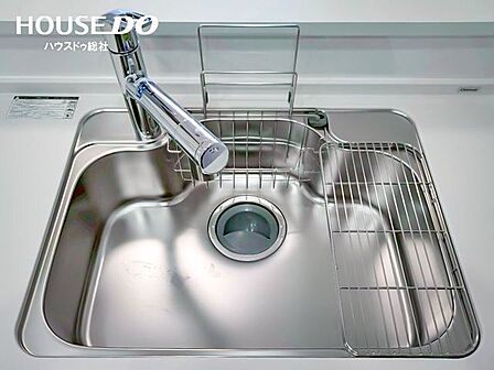 お掃除もしやすく衛生面も保ちやすいステンレス製のシンク♪対面キッチンでありながら、水の飛び散りや生活感を隠すカウンター♪