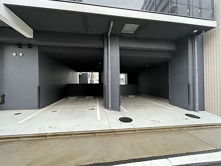 屋根付きの駐車スペースあり！雨の日の乗り降りも慌てず安心です♪