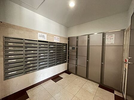 宅配ボックスがあるので留守中でも荷物を受け取れます◎