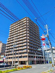 外観：JR山陽本線「岩国」駅徒歩8分のアクセス良好な分譲マンション。15階建ての13階部分に位置するため、周囲の建物に視界を遮られることなく、圧倒的な眺望と日当たりを日常的にお楽しみいただけます。