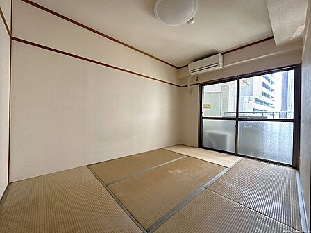 南側に窓がついており明るい雰囲気の和室◎