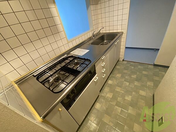 画像8:システムキッチン完備で3口ついているので料理もできます！