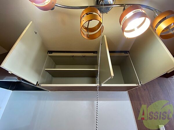 画像23:キッチン上部の棚に台所用品や食器などを入れることができます。