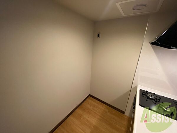 画像23:キッチン横には冷蔵庫を置けるスペースがありますね。