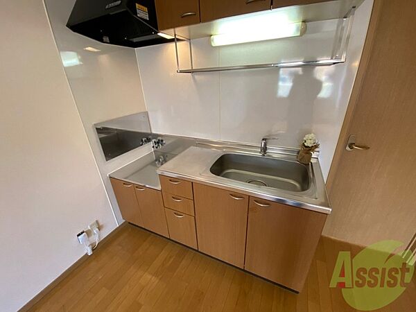 画像8:キッチンにも収納スペースがあり、食器の置き場に困りませんね。