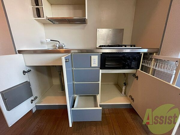 画像21:キッチン下の収納はこちら。食器などを収納できます。
