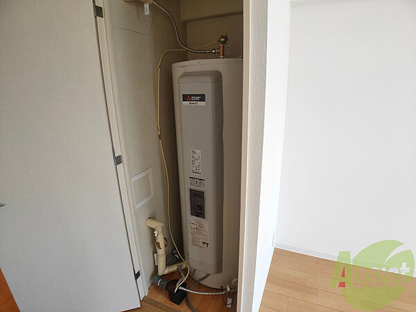画像24:電気温水器のスペースになってます。普段は戸で隠れてますよ〜