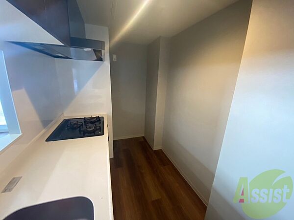 画像9:キッチン奥には冷蔵庫を置けるスペースがありますね。