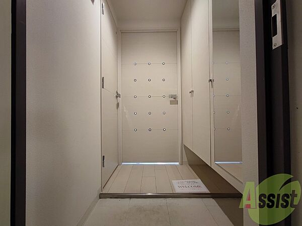 画像12:玄関です。白を基調としていて清潔感があり、広々としています！