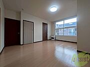 木目のフローリングは落ち着きのある印象のお部屋になりますね。