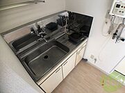 キッチンはスペースも広々していて使いやすそうですよ！