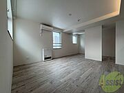 木目のフローリングは落ち着きのある印象のお部屋になりますね。