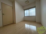 洋室は白いクロスにブラウンの建具が映えますね～