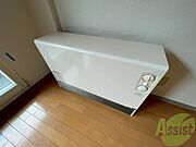 電気暖房です。冬場の寒い日でも安心ですね～