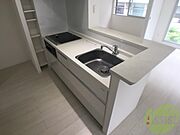 対面キッチンになっているので料理しながらTVも見れますよ～。