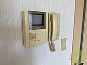 TVモニター付インターホンです。来客者の顔が見えるので安心！